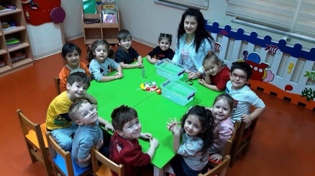 Güneşli Okyanus Koleji Okul Öncesi  Çiçekler Grubu Suda Batan Cisimler  Deneyi  Yapıyor