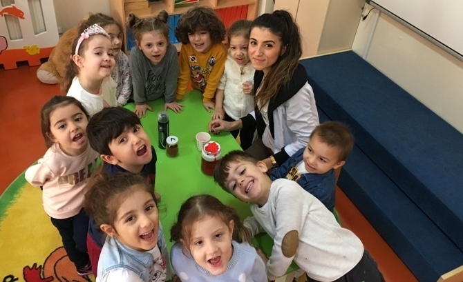 Güneşli Okyanus Koleji Okul Öncesi Balıklar Grubu Yağmur Deneyi Yapıyor