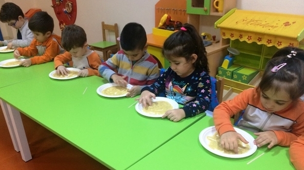 Güneşli Okyanus Koleji Okul Öncesi Balıklar Sınıfı Okuma Yazmaya Hazırlık Çalışmasında
