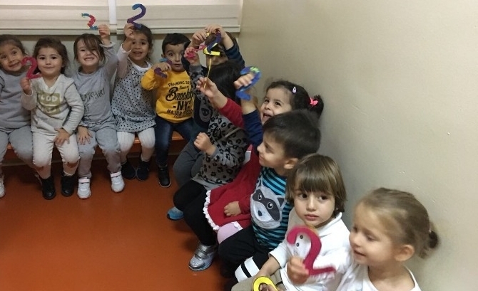Güneşli Okyanus Koleji Okul Öncesi Çiçekler Grubu 2 Rakamını Öğreniyor