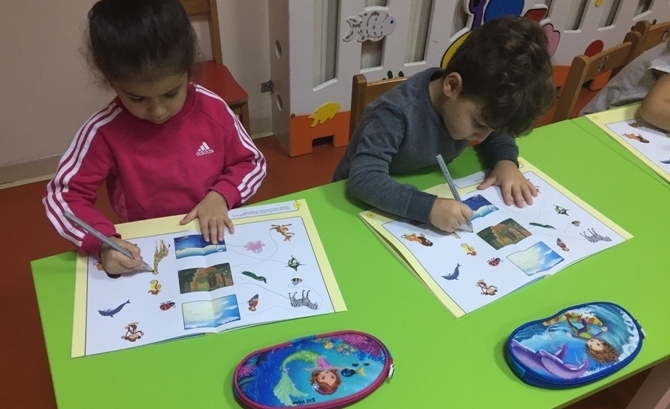 Güneşli Okyanus Koleji Okul Öncesi Çiçekler Grubu Kitap Çalışması Yapıyor
