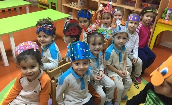 Güneşli Okyanus Koleji Okul Öncesi Çiçekler Grubu Taç Partisinde