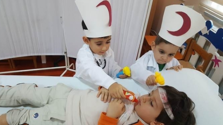 Güneşli Okyanus Koleji Okul Öncesi Çiçekler Grubu Kızılay Draması Yapıyor.