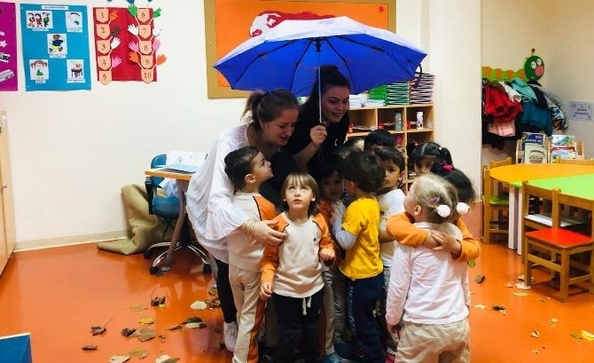 Güneşli Okyanus Koleji Okul Öncesi Çiçekler Grubu Sonbahar Draması Yapıyor.