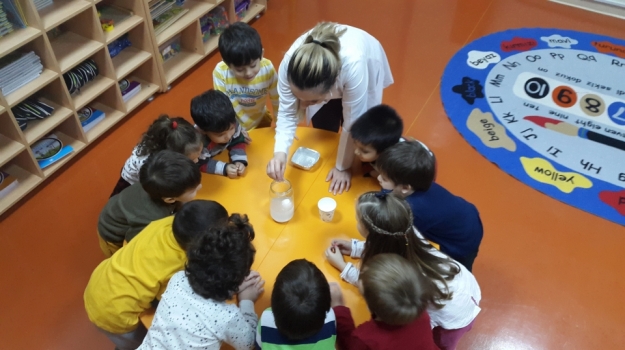 Güneşli Okyanus Koleji Okul Öncesi Çiçekler Grubu Deney Yapıyor