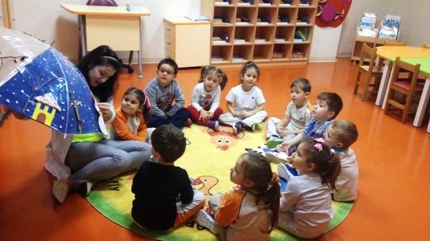 Güneşli Okyanus Koleji Okul Öncesi Çiçekler Grubu Mevsimleri Öğreniyor