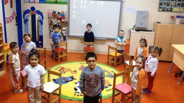 Güneşli Okyanus Koleji Okul Öncesi Çiçekler Grubu Oyun Oynuyor