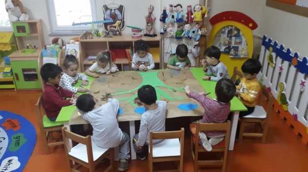Güneşli Okyanus Koleji Okul Öncesi Çiçekler Grubu Sonbahar Ağacı Yapıyor