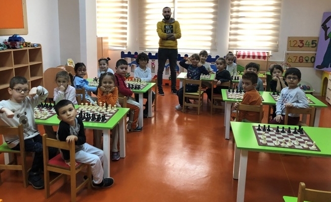 Güneşli Okyanus Koleji Okul Öncesi Gezegenler Grubu Satranç Dersinde