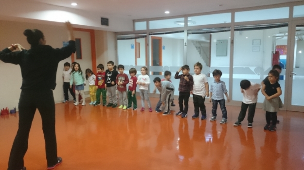 Güneşli Okyanus Koleji Okul Öncesi Gökkuşağı Beceri Koordinasyon Etkinliği Yapıyor