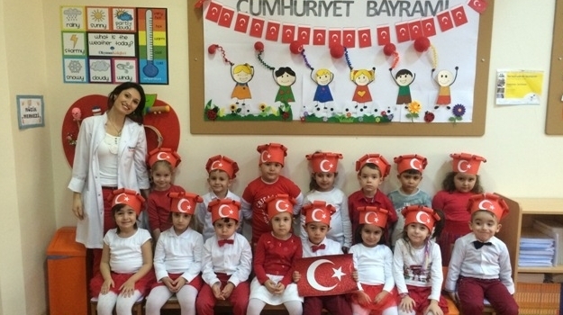 Güneşli Okyanus Koleji Okul Öncesi Miniklerimiz 29 Ekim Cumhuriyet Bayramını Coşkuyla Kutladılar.