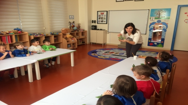 Güneşli Okyanus Koleji Okul Öncesi Rüzgarlar Grubu Yaprak Baskısı Yapıyor