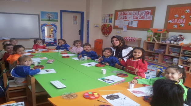 Güneşli Okyanus Koleji OkulÖncesi  Balıklar Grubu Boyama Yapıyor