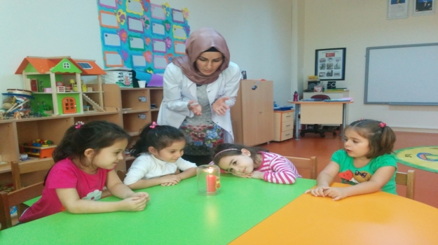 Güneşli Okyanus Okul Öncesi Yunuslar Grubu 'Kavanozdaki Mum' Deneyi Yapıyor
