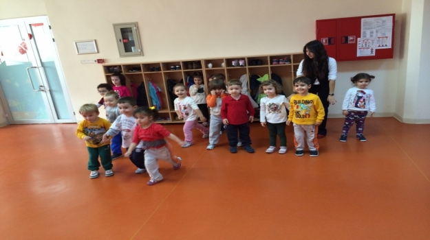 Güneşli Okyanus Okul Öncesi Rüzgar Grubu 'Ebe Tura 1-2-3' Oynuyor