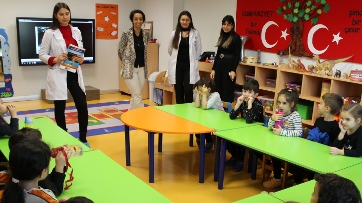 Halkalı Okul Öncesi A Grubu Öğrencileri Okuma Yazmaya Hazırlık Dersinde