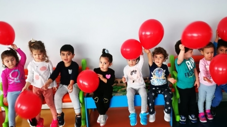 Halkalı Okul Öncesi Çiçekler Grubu Öğrencileri Kırmızı Renk Partisinde