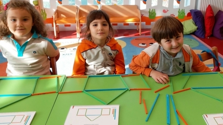 Halkalı Okul Öncesi Yıldızlar Grubu Öğrencileri Düşünce Becerileri Dersinde