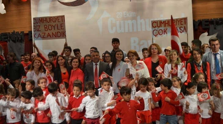 Halkalı Okyanus Koleji Öğrencileri Cumhuriyet Bayramını Coşkuyla Kutladılar.