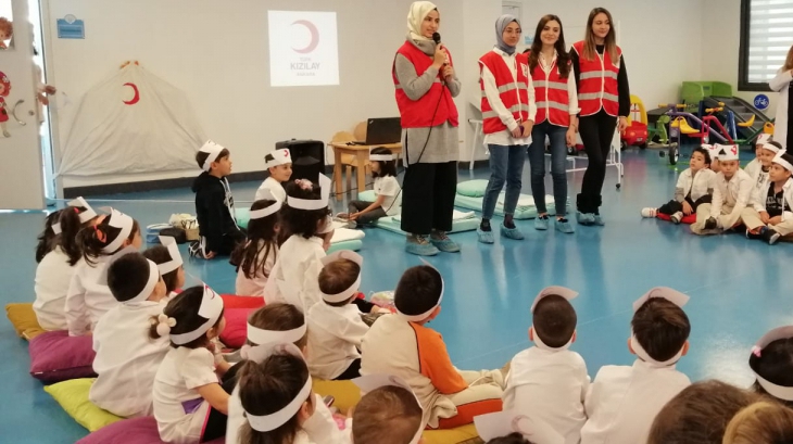 İncek Okyanus Koleji Öğrencileri Kızılay Haftası Etkinliği Yapıyor