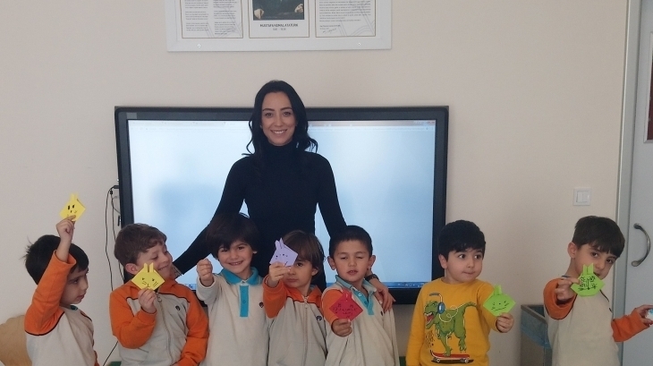 İncek Okyanus Okul Öncesi Yıldızlar Grubu, Aile Katılımı Etkinliğinde, Çiftlik Hayvanları Tanıdılar ,Origami Tekniğini Kullanarak Kedi Yaptılar.