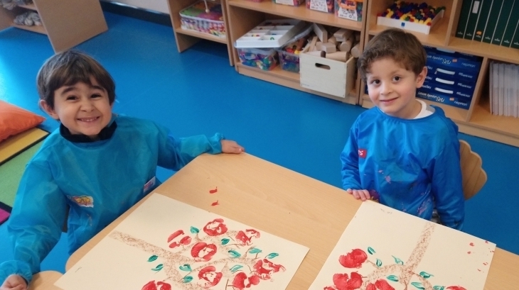 İncek Okyanus Yıldızlar Grubu Sanat Etkinliğinde Elma Baskısı Yaptı .