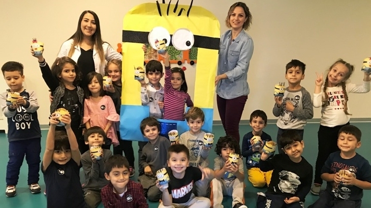 Kemerburgaz Okyanus Koleji Anaokulu Yıldızlar Grubu Öğrencileri Aile Katılımında “Çim Adam “ Etkinliği Yapıyor