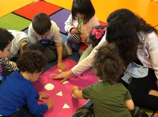 Kemerburgaz Okyanus Koleji Çiçekler Grubu Öğrencileri “Math-Science” Etkinliğinde “Şekilleri Yerleştirme” Çalışmasını Gerçekleştirdi