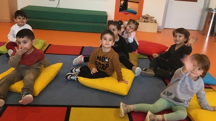 Kemerburgaz Okyanus Koleji Çiçekler Grubu Oyun Etkinliğinde Minder Kapmaca Oyunu Oynuyor.