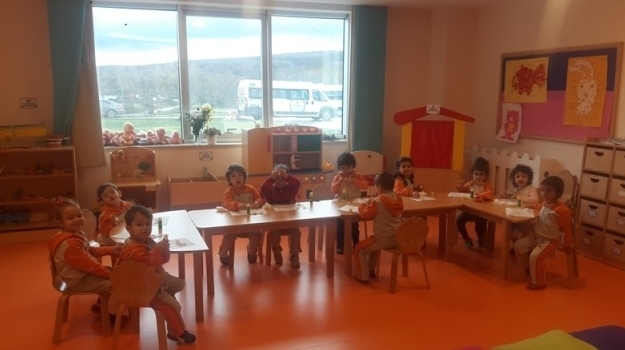Kemerburgaz Okyanus Koleji Çiçekler Grubu Sanat Etkinliğinde