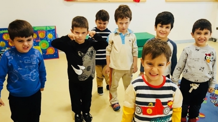 Kemerburgaz Okyanus Koleji Yunuslar Grubu Drama Dersinde Duygularını İfade Ediyor
