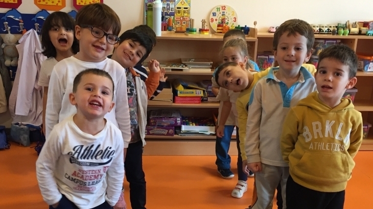 Kemerburgaz Okyanus Koleji Yunuslar Grubu Play Time Etkinliğinde  ‘Hızlı Mandallar’ Oyununu Oynuyor