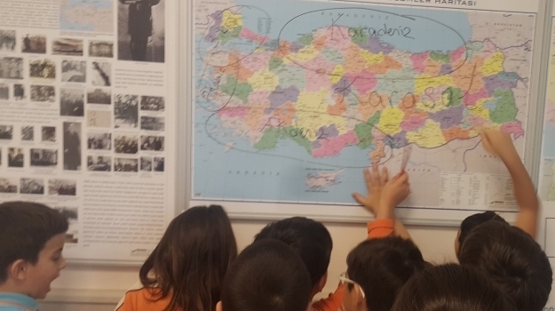 Kemerburgaz Üstün Zekalılar İlkokulu 2/D Sınıfı Coğrafya Dersinde