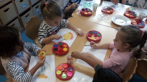 Mavişehir Çiçekler Grubu Sanat Etkinliğinde Elma Baskısı Yapıyor