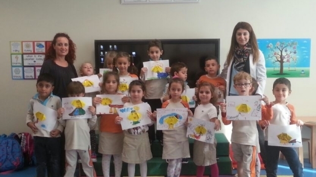 Mavişehir Gezegenler Grubu Aile Katılım Etkinliğinde Origami Çalışması Yapıyor