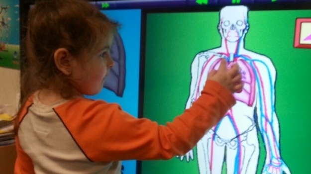 Mavişehir İnciler Grubu Fastrackids Dersinde İnsan Vücudunu Öğreniyor