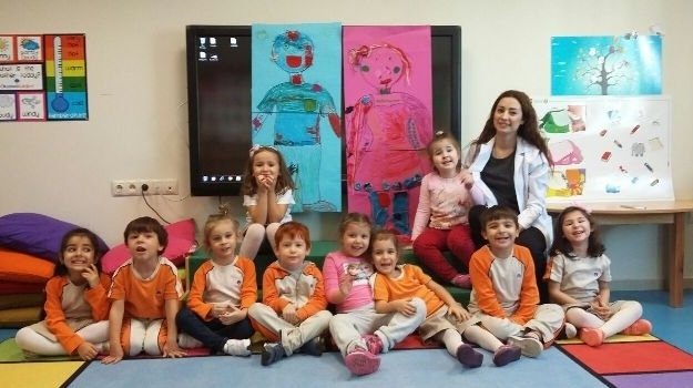 Mavişehir İnciler Grubu Öğrencileri "Ben Kimim?" Sanat Etkinliğini Yapıyor