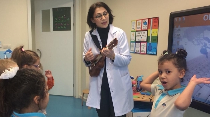 Mavişehir Okyanus Koleji Okul Öncesi Çiçekler Grubu Öğrencileri Müzik Dersinde
