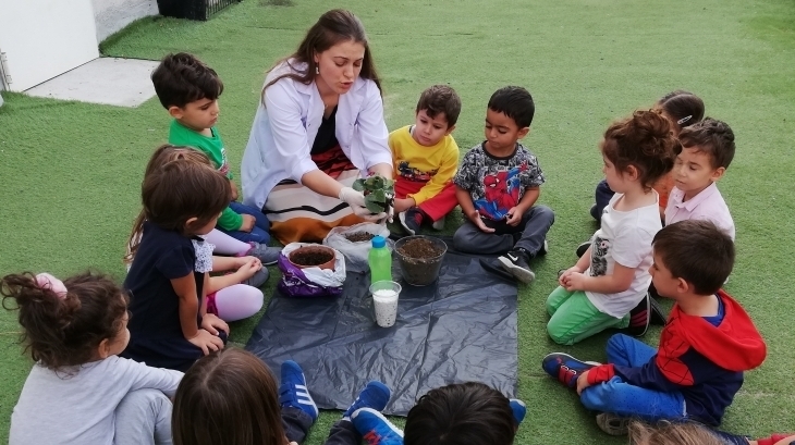 Mavişehir Okyanus Koleji Yunuslar Grubu  Öğrencileri Çiçek Dikimi Etkinliğinde