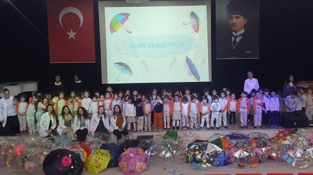 Mimaroba Okyanus Koleji Okul Öncesi Kademesi  Uçan Şemsiyeler Etkinliğinde
