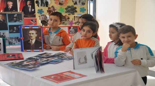 Miniklerden Atatürk Panosu ve Atatürk Albümü