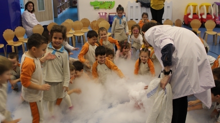 Okul Öncesi Öğrencileri Mad Science Etkinliğindeydi