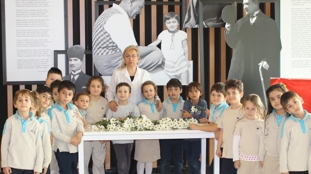 Nilüfer Okyanus İlkokulu Ataya Çiçek Bırakarak Saygısını Sundu