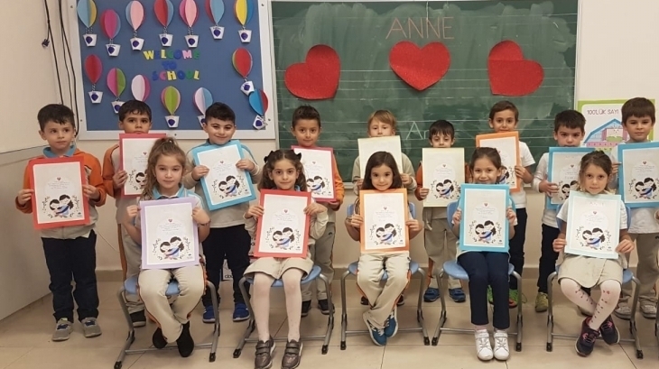 Nilüfer Okyanus Koleji 1.Sınıf Öğrencileri Annelerine Hediye Hazırlıyor