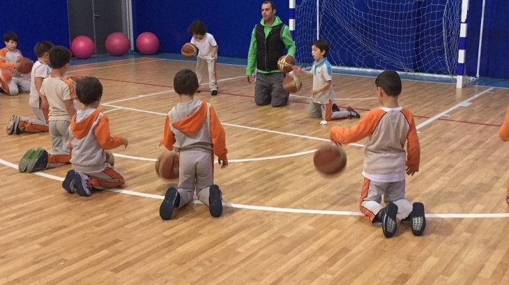 Öğrencilerimiz Basketbol Branşında Kendilerini Geliştiriyorlar