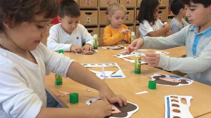 Okul Öncesi Bulutlar ve Gökkuşağı Sınıfı İngilizce Dersinde Yüzün Bölümlerini Pekiştiriyor