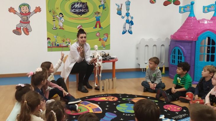 Okul Öncesi Öğrencileri Mad Science Etkinliğinde