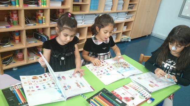 Okyanus Koleji Halkalı Okul Öncesi Ay Grubu Öğrencileri Okuma Yazmaya  Hazırlık Dersinde.