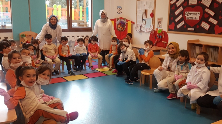 Okyanus Koleji Öğrencileri Aile Katılım Etkinliği Kapsamında Dünya Diş Hekimleri Haftasında Diş Hekimi Olan Değerli Emiroğlu Ailesini Misafir Etti.