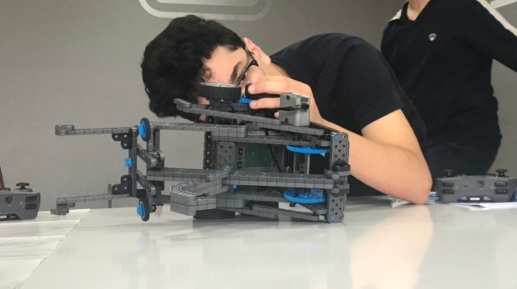 Okyanus Koleji olarak yetenek ve kulüp derslerinde öğrencilerimize Robotik Kodlama eğitimi vermekteyiz.